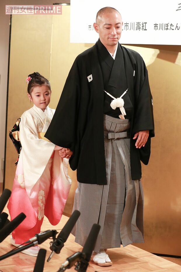 手をつないで登場。ギュッと両手でお父さんの手をつかむ姿がなんとも愛おしい♪　撮影／森田晃博