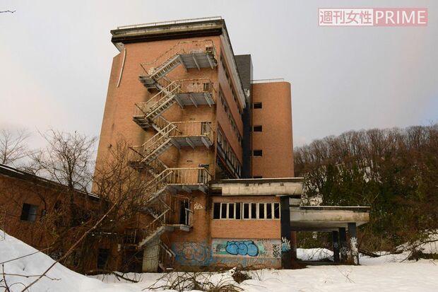 この建物を目指して2人は姿を消した