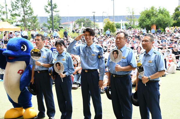 「警察官姿がイケメンすぎる」と話題になった中村敬斗（千葉県警察公式Xより）