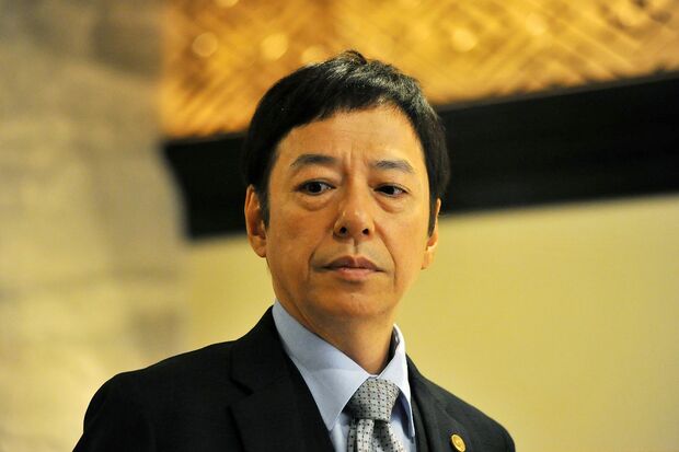 最近は映画監督としても活躍する板尾創路は『僕たちがやりました』（フジテレビ系　毎週火曜　夜9時～）に出演中。表情で見せる演技に定評があるだけに、腹の底では何を考えているかわからない、裏社会で暗躍する悪徳弁護士役は適任!?