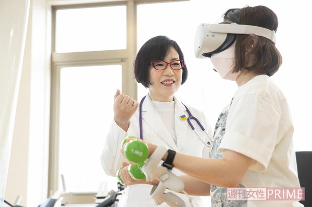 同クリニック3階にあるジムには最新のマシントレーニングのほかVRフィットネスもそろう　写真／北村史成