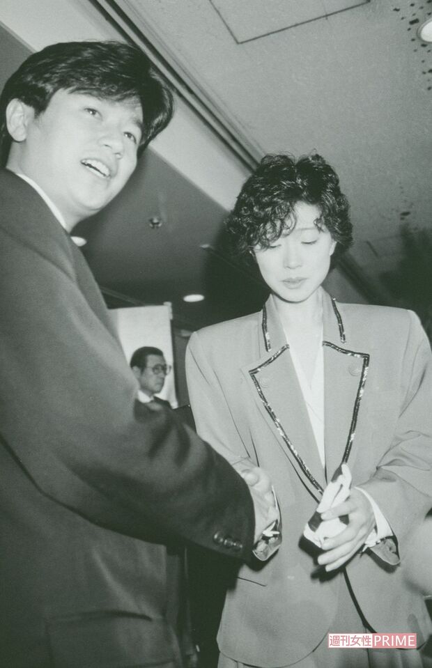 7月に中森明菜（当時23）が近藤の自宅で自殺未遂。大みそか22時に緊急会見。結婚についての問いに近藤は「まったくありません」（'88年12月）