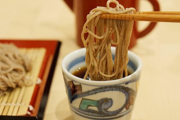 麦茶で割った昆布つゆに付けていただく