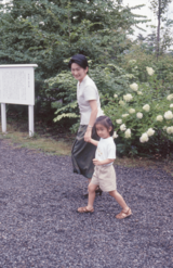 軽井沢でご静養のひとときを過ごす紀子さまと、当時4歳の佳子さま（1999年8月）