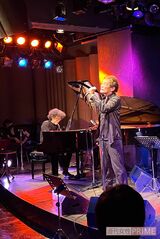 4月のコンサートで熱唱中