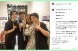 三浦春馬さんの楽屋前で記念撮影する城田優、クリスタル・ケイ、小池徹平（インスタグラムより）