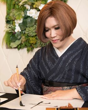 IKKOさん◎いっこう　福岡県出身。美容師からヘアメークアップアーティストを経て、タレント、美容業、コスメプロデュースを中心に活躍。50歳からの手習いとして書道を嗜む