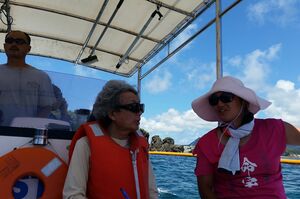 海上から工事中止を訴える抗議船の船長・相馬さん（右）と筆者。辺野古の埋め立て予定地にはサンゴ礁が広がる　撮影／浅井真由美