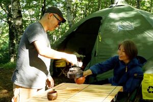 アウトドアライフアドバイザーの一さんと、北欧ソト料理家のせつこさん　撮影／飯貝拓司
