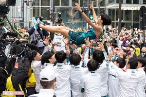 胴上げをされる宇田川瞬矢選手(青学大)撮影/北村史成