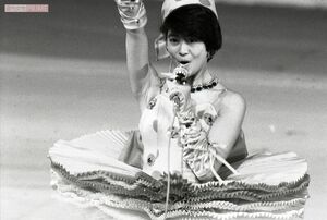 フリフリのミニスカートで歌唱する小泉今日子