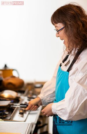 手際よくホットサンドを焼いてくれる大林さん。その笑顔は少女のよう！　撮影／廣瀬靖士