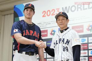 栗山英樹監督(右)の招集に応じて侍ジャパン入りした大谷翔平