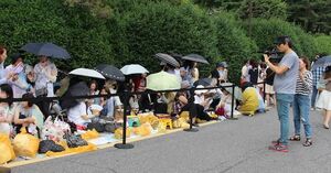 【写真】ホテル敷地内の道路に設けられた、ファンの待機場所。パーティー会場の「アストンハウス」からはだいぶ離れた場所に設けられており、ヨン様の会場入りと帰宅の際、わずかにご対面できただけだった