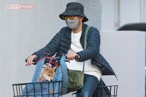 2024年4月、自宅周辺で自転車に乗る市川猿之助