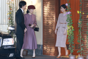 12月3日、秋篠宮ご夫妻は佳子さまに見送られ、秋篠宮邸を出発された