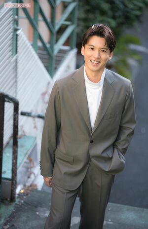 荒井敦史 撮影/伊藤和幸 ヘアメイク/菊池弥生(荒井) スタイリスト/藤井エヴィ(荒井) 衣装協力/HAAVE(荒井)