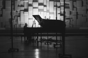 曲のイメージに合わせて、スタジオの照明も演出されている