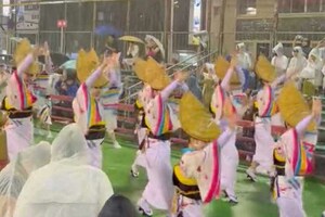 大雨の中、強行開催された徳島市の阿波おどり(ツイッターより)