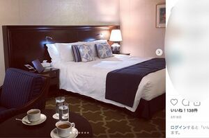 投稿されたベッドの写真の端には“ふたりぶんのティーカップ”（宮崎容疑者のインスタより）