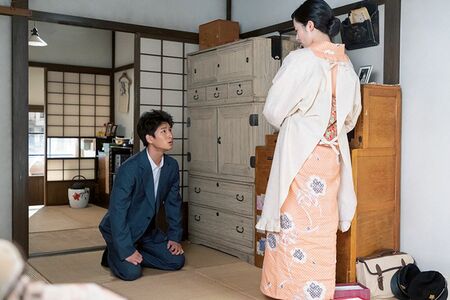 一時的に猪爪家で引き取った戦災孤児・道男（和田庵）は、花江に淡い憧れの気持ちを抱いた