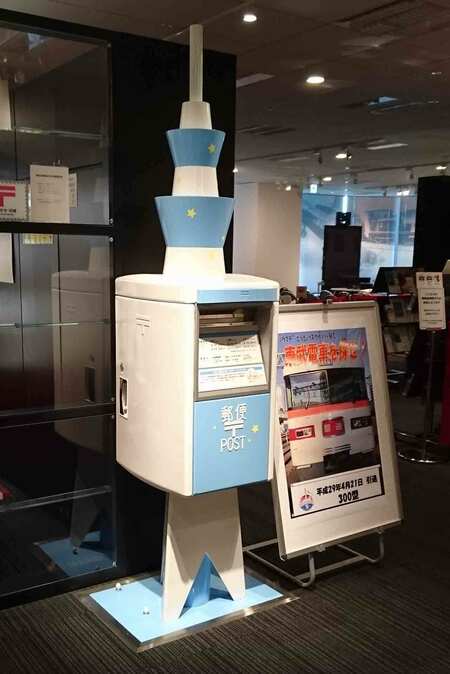 東京スカイツリータウン・ソラマチの9Fにある郵政博物館には、東京スカイツリー型が。投函された郵便物には、東京スカイツリーの印影が入った向島郵便局の消印が押される。撮影／大嶺こず恵