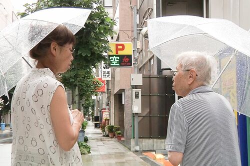 道に迷う母にすかさず声をかけ帰るよう仕向けたが、これも至難のワザ