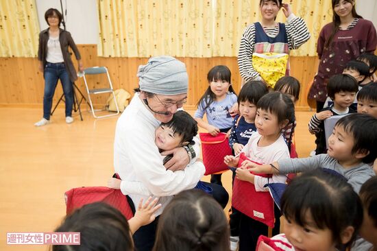 みわ幼稚園でのコンサートが終わった後も子どもたちに囲まれ、「ギュッ」をねだられる人気者のべんさん　撮影／伊藤和幸