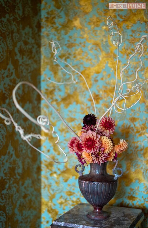 全国各地の花を使用した假屋崎さんの作品と、歴史的な建築物の見事なコラボレーション（撮影／佐藤靖彦）