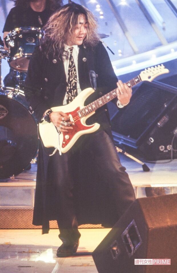 浜崎あゆみが『第50回NHK紅白歌合戦』に初出場し『Boys＆Girls』を熱唱。野村はバックバンドのギタリストとして出演（'99年12月）