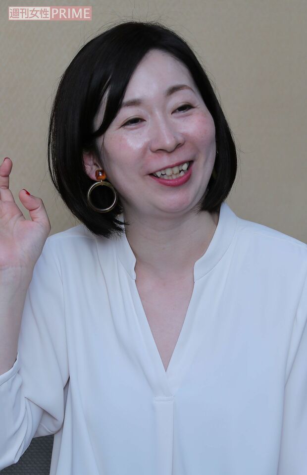 笑顔で語る朱野さん　撮影／北村史成