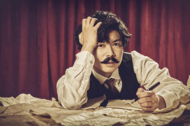 主演舞台で作家を演じるNEWSのメンバーで作家の加藤シゲアキ