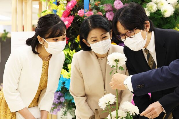 1月27日、『関東東海花の展覧会』で菊をご覧になる秋篠宮ご夫妻と佳子さま