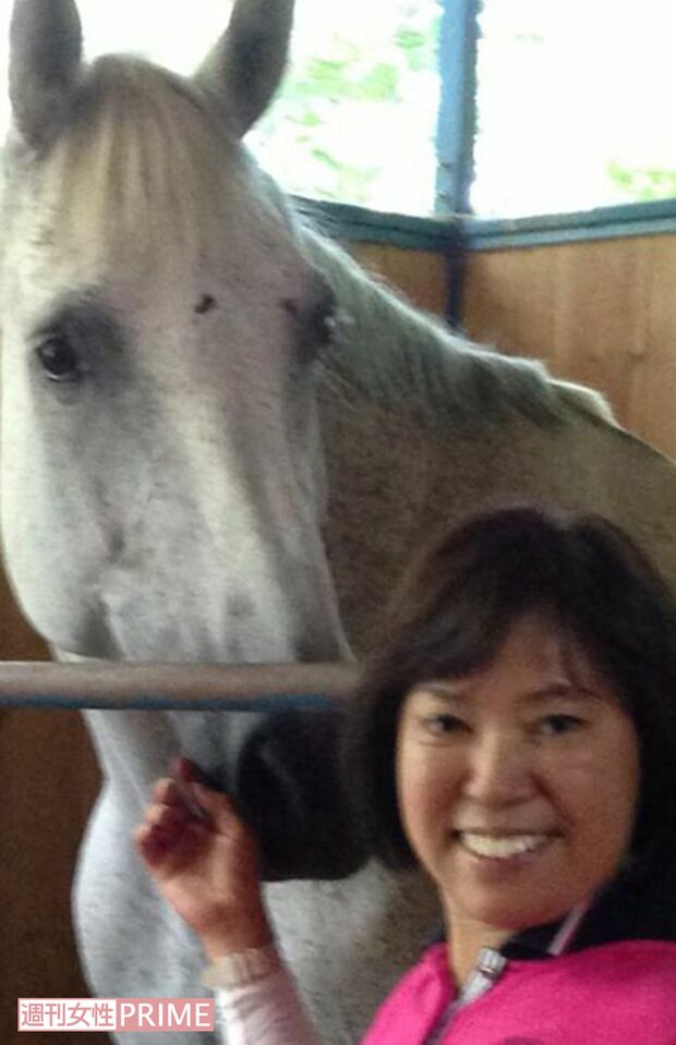 愛馬と写る田村容疑者（田村容疑者のFacebookより）