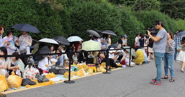 【写真】ホテル敷地内の道路に設けられた、ファンの待機場所。パーティー会場の「アストンハウス」からはだいぶ離れた場所に設けられており、ヨン様の会場入りと帰宅の際、わずかにご対面できただけだった