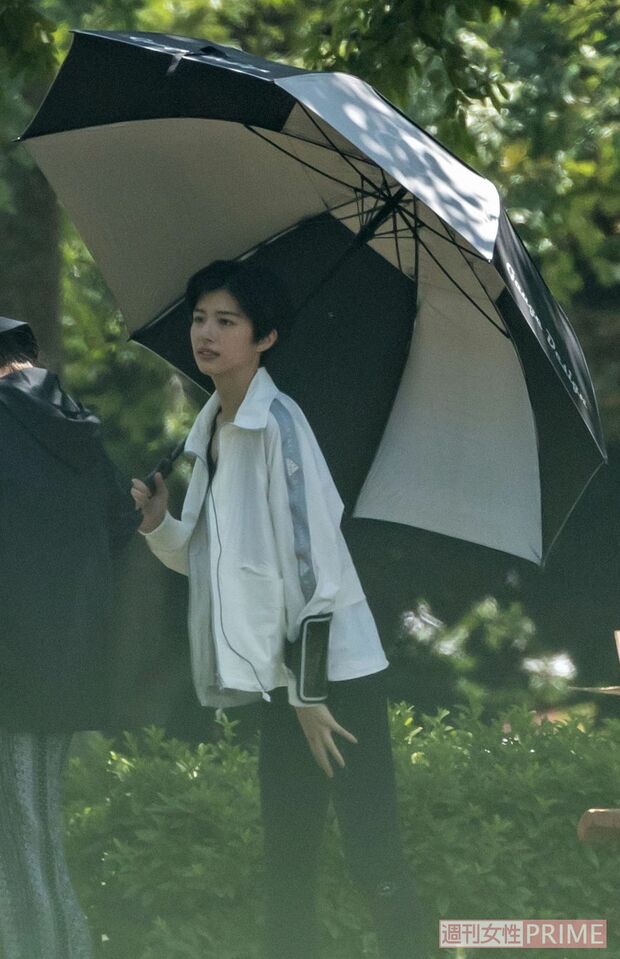 『彼女はキレイだった』埼玉県内のみさと公園で撮影中の佐久間由衣