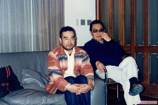 元「安藤組」組長で俳優の安藤昇さんと。「夏は避暑地で過ごす安藤さんを取材するため、徹夜明けで軽井沢に行っていました。『少し寝ていけ』とよく休ませてもらいました」