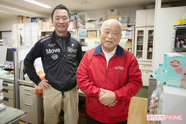 息子で現在社長を務める努さんとは切磋琢磨し、ライバルのような関係。「並んで写真を撮るなんて初めてじゃないかな」とどこかぎこちない岩沢さん　撮影／齋藤周造