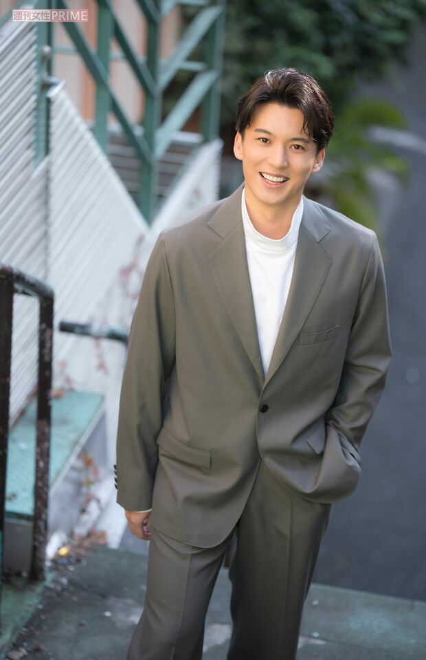 荒井敦史　撮影／伊藤和幸　ヘアメイク／菊池弥生（荒井）　スタイリスト／藤井エヴィ（荒井）　衣装協力／HAAVE（荒井）