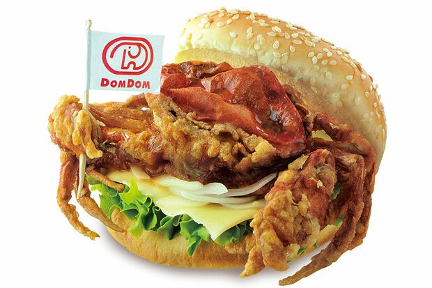 旗を持たせるなど演出が濃い公式ビジュアル『ドムドムバーガー』の丸ごとカニバーガー