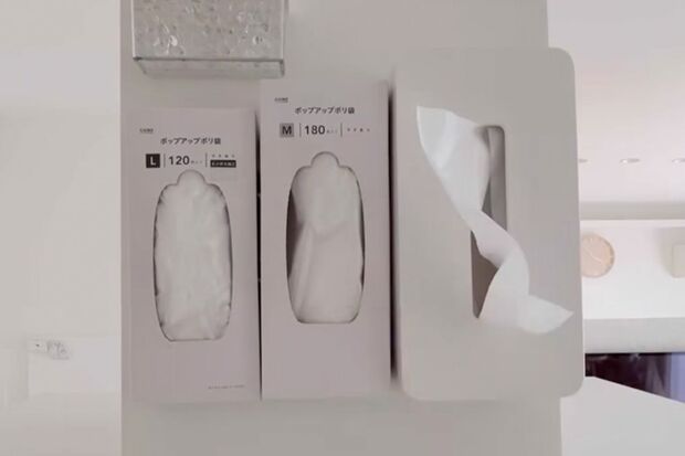 換気扇のダクト部分にはビニール類が。冷蔵庫がすぐそばなので、買ってきた野菜などを入れたら、振り返ってそのままIN！