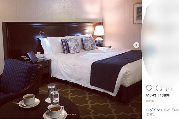 投稿されたベッドの写真の端には“ふたりぶんのティーカップ”（宮崎容疑者のインスタより）