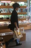 マスクと帽子で顔が隠れていたため、周りに気づかれず買い物を楽しんでいた