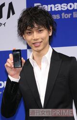 ’09年5月、携帯電話の新製品発表会にて、今では懐かしい“ガラケー”を手にする水嶋ヒロ