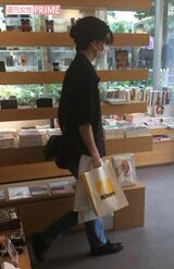 マスクと帽子で顔が隠れていたため、周りに気づかれず買い物を楽しんでいた