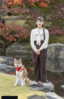 '20年のお誕生日写真の撮影は愛犬の“由莉”と一緒に臨まれた愛子さま(宮内庁提供)