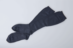 【スリムウォークメディカルリンパハイソックス】高めの着圧値が特徴。下から上へ段階的に着圧値を変えて、むくみ改善効果をアップ。一般の薬局、ドラッグストアでも入手可。［ピップ（株）オープン価格］