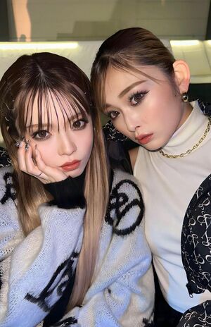 ゆきぽよと同じギャルタレントのゆうちゃみ(右)と、その妹であるゆいちゃみ(左)(ゆいちゃみ公式インスタグラムより)