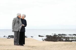 御用邸裏にある「小磯の鼻」でも、美智子さまは陛下のご体調を気遣われ……（1月31日）