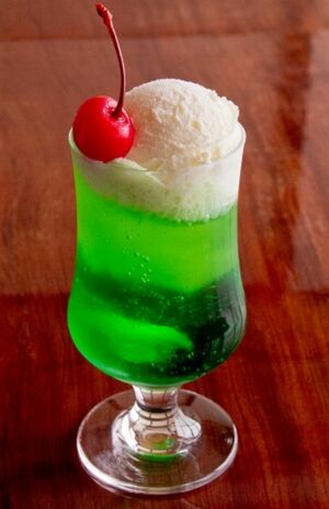 懐かしのクリームソーダ（写真はイメージです）